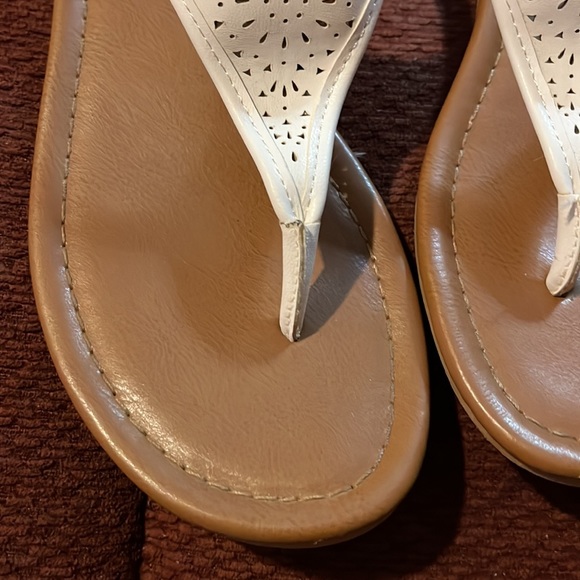 Arizona White Sandals Size 6 1/2 - Picture 3 of 6